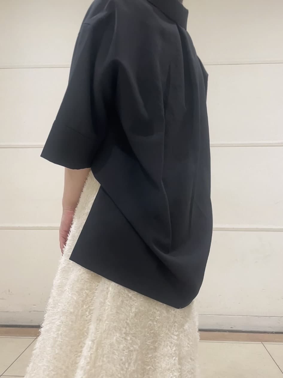 watanabeさんの「UNTITLED｜【UVカット/接触冷感/吸水速乾/ゆったり】V開きネックシャツ」を使ったコーディネート