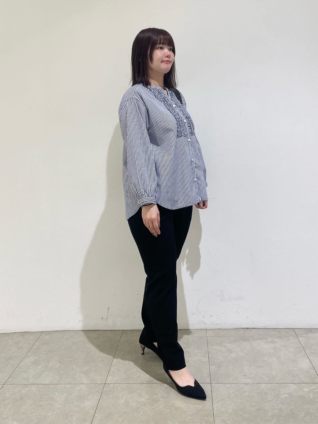 emikaさんの「INDIVI｜人気NO.1【褒められパンツ／高ストレッチ／ウエストゴム】タックテーパードパンツ」を使ったコーディネート