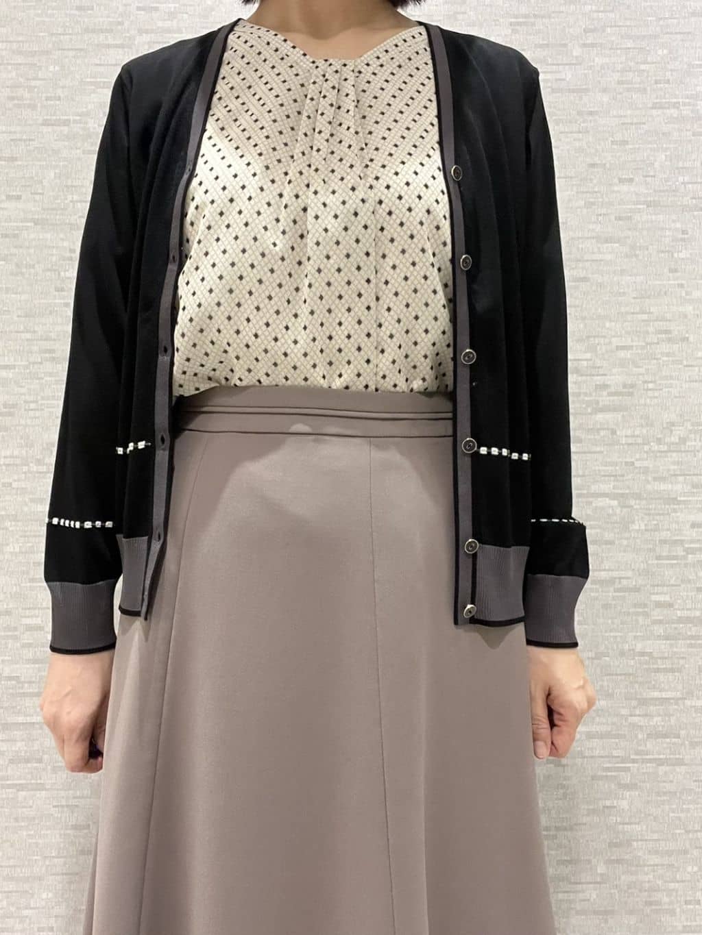 marikoさんの「Reflect｜【WEB先行カラーあり／手洗い可／アンサンブル可】バイカラーカーディガン」を使ったコーディネート