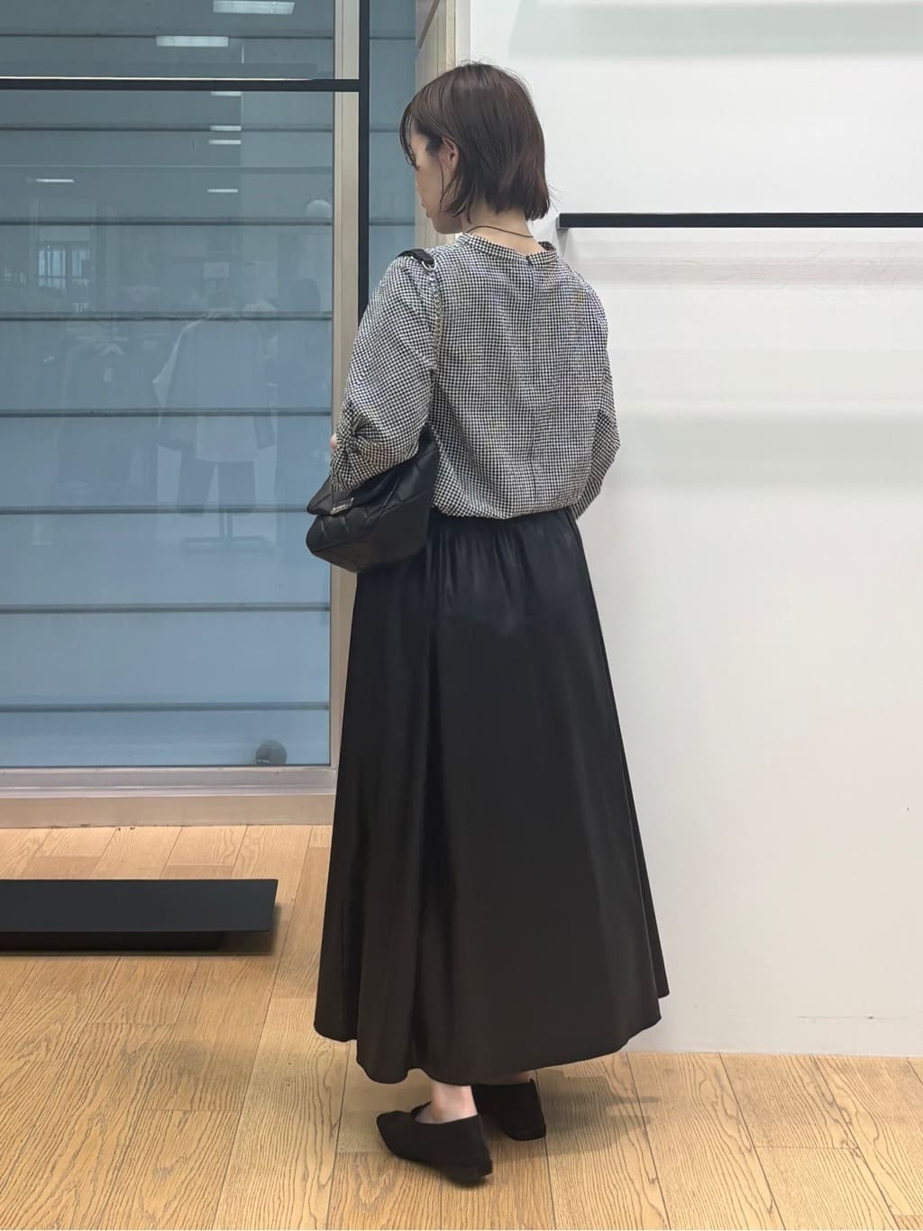 asamiさんの「INDIVI｜レザー調ギャザースカート」を使ったコーディネート