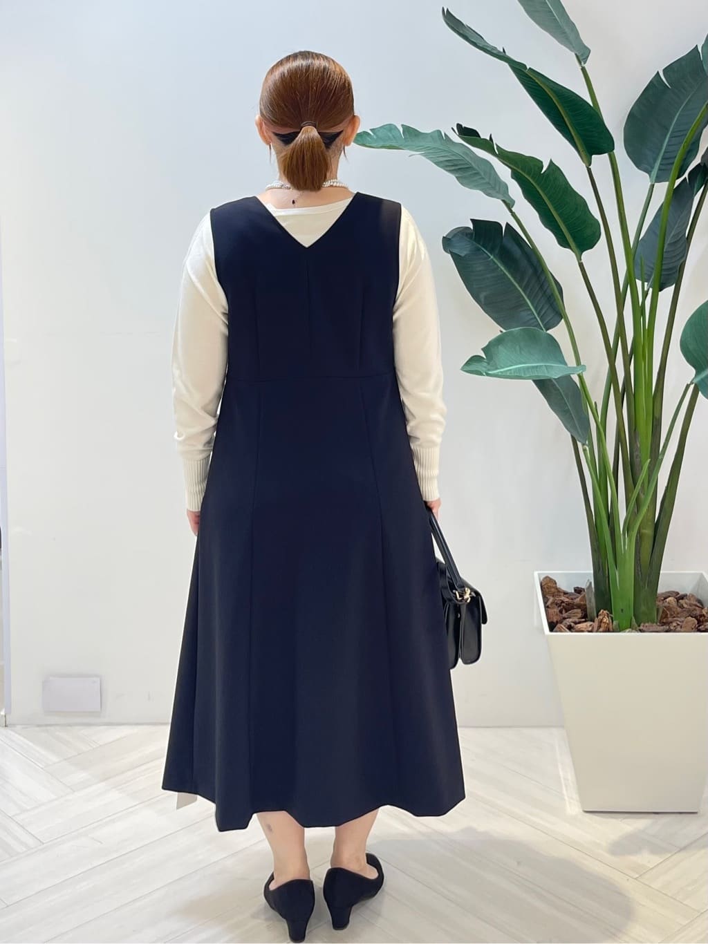 Tomoさんの「UNTITLED｜【Aライン/ワンピース】Vネックジャンパースカート」を使ったコーディネート