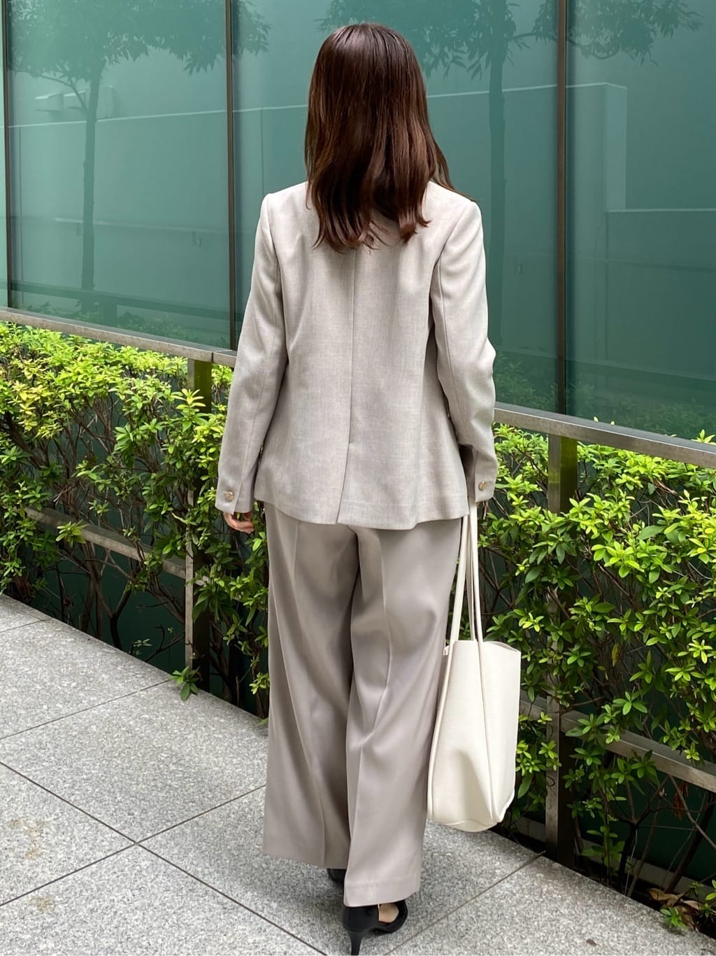 みさかさんの「index｜パール調パーツ付きクルーネックニット【洗濯機OK】《8col／XS～3L》」を使ったコーディネート
