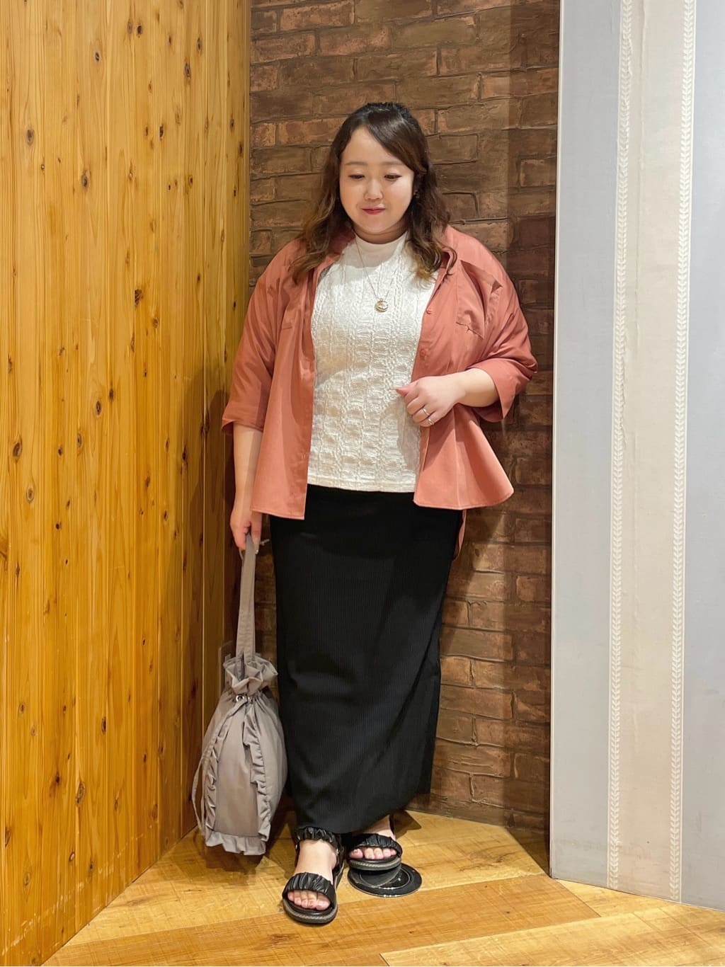 Risaさんの「SHOO･LA･RUE｜【S-LL/洗濯後しわになりにくい】コットン風 前あきドルマンブラウス」を使ったコーディネート