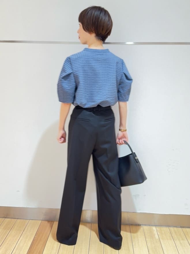 あやさんの「UNTITLED｜【吸水速乾/ストレッチ/Vネック】フォルムスリーブ ブラウス」を使ったコーディネート