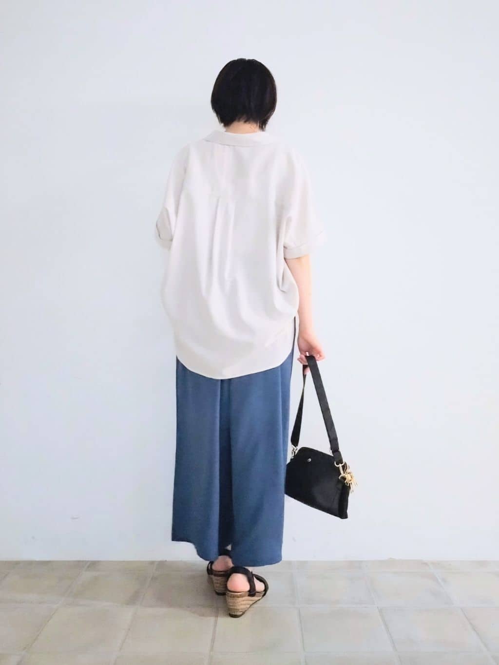 miomioさんの「SHOO･LA･RUE｜【S-LL/UV/接触冷感/抗菌防臭】体型を自然にカバー フレンチリネンブレンド襟付ドルマンシャツ」を使ったコーディネート