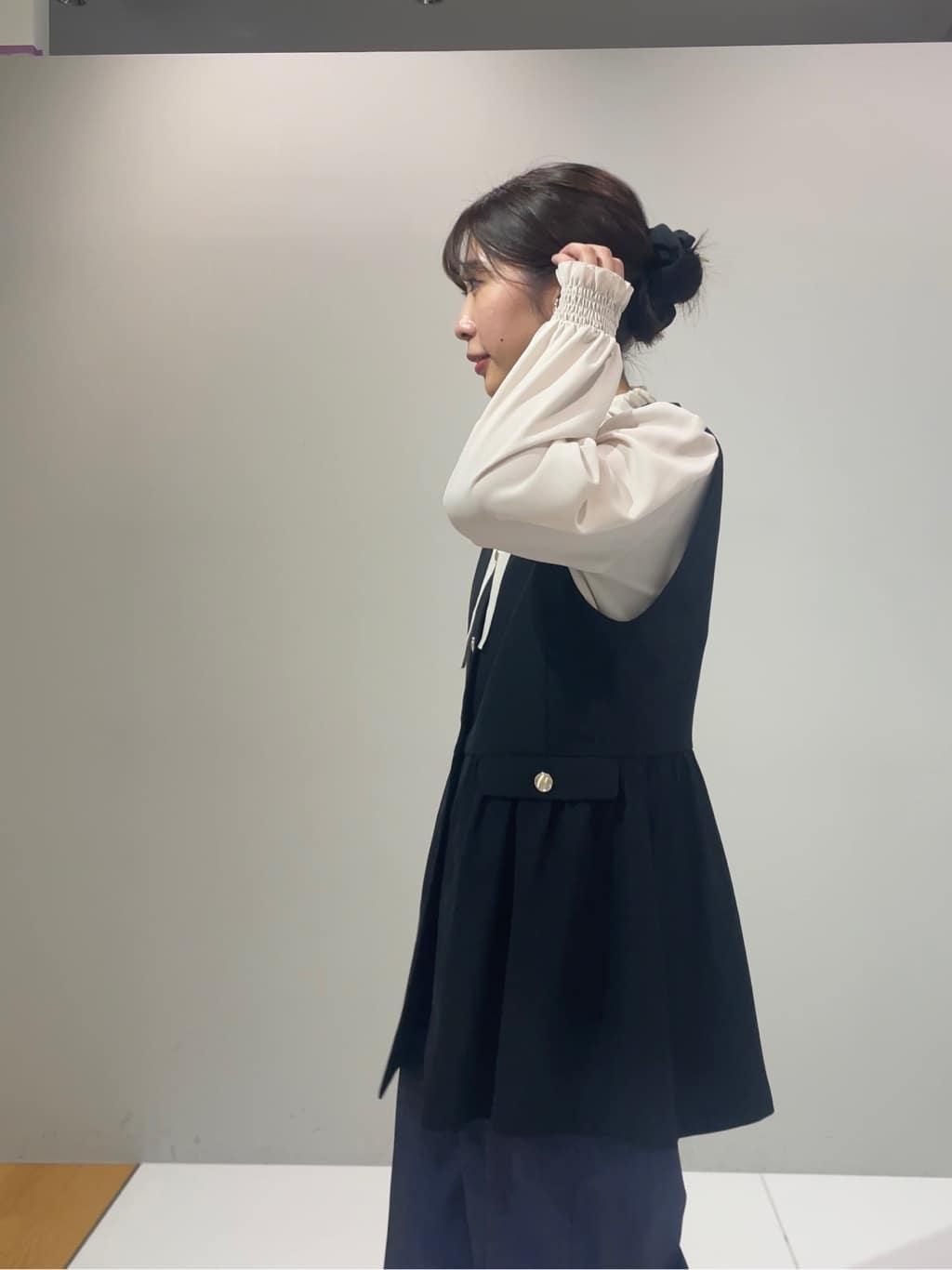 abeさんの「Couture brooch｜【フェミニン・きれいめ】ゴールド釦ペプラムジレ」を使ったコーディネート