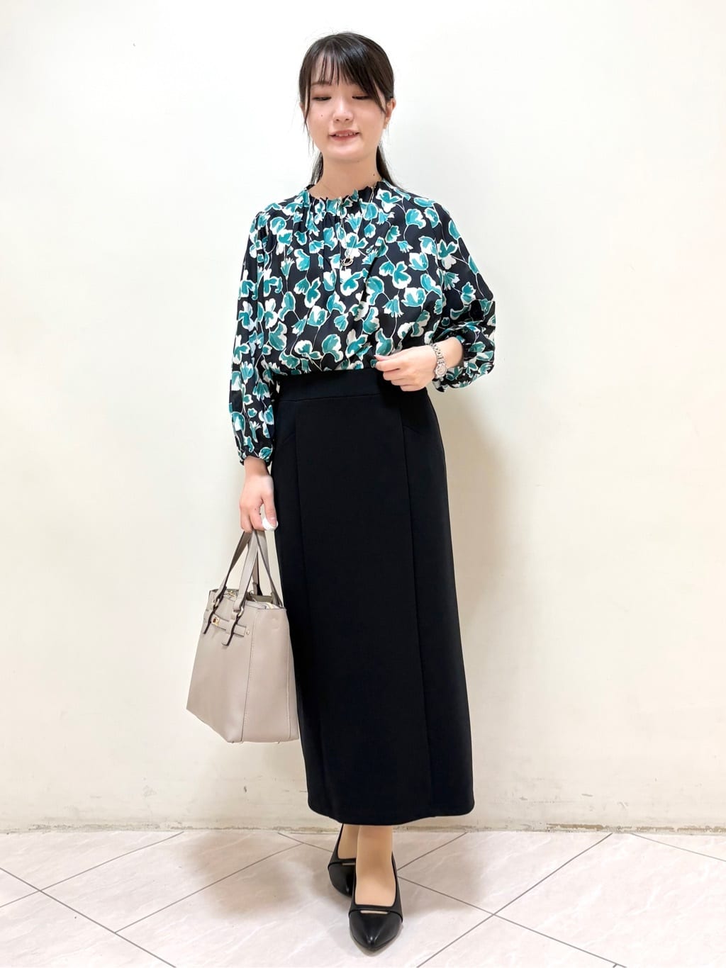 mikiさんの「Reflect｜【ジャケットのインナーにおすすめ◎】花柄タックデザインブブラウス」を使ったコーディネート