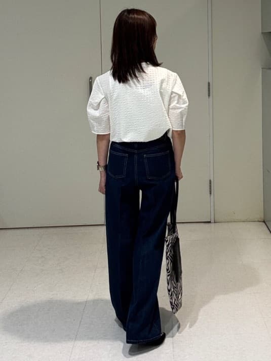 makiさんの「UNTITLED｜【吸水速乾/ストレッチ/Vネック】フォルムスリーブ ブラウス」を使ったコーディネート