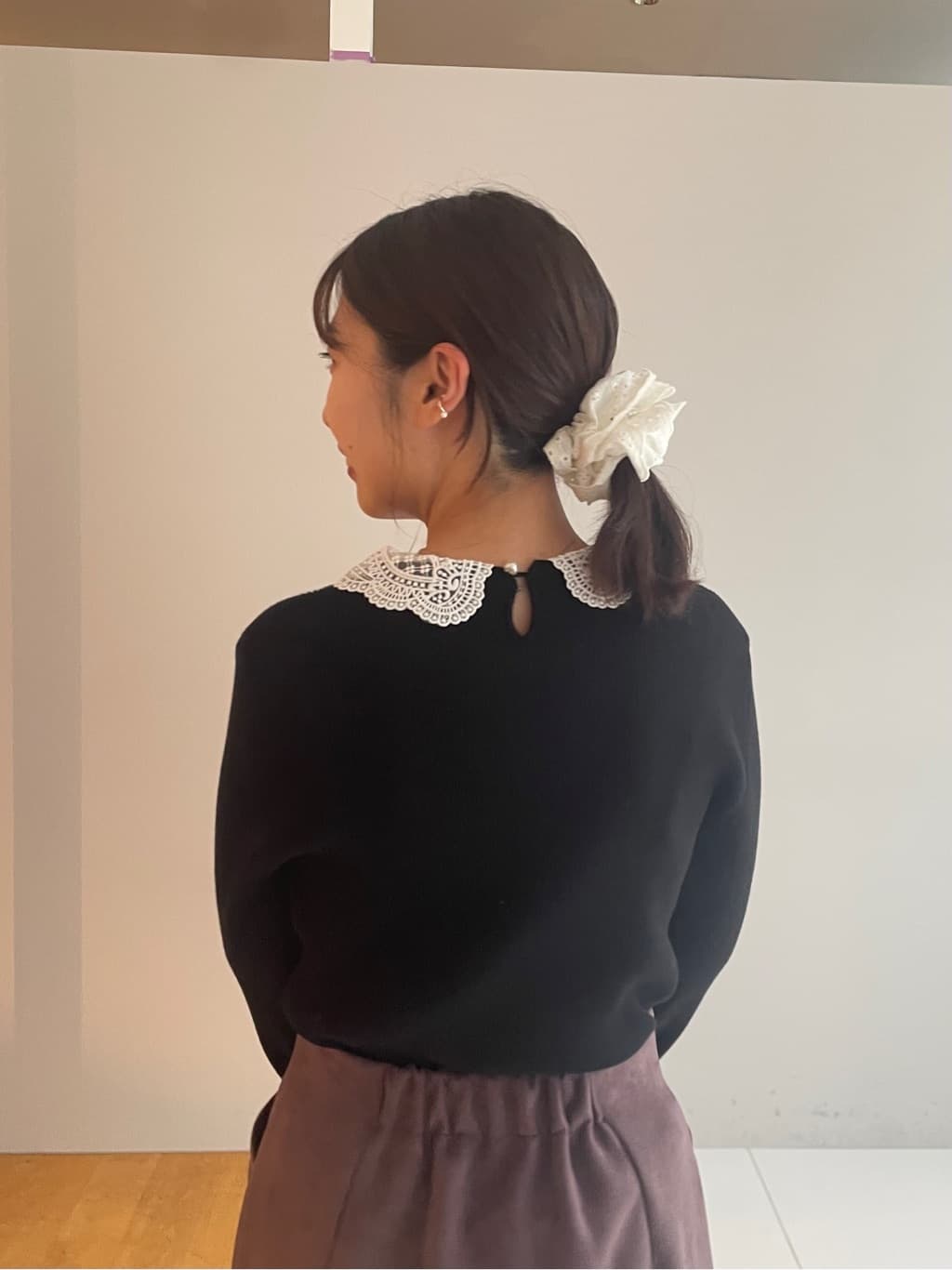 abeさんの「Couture brooch｜【洗える・ストレッチ・通勤】スエード調ダンボールIラインスカート」を使ったコーディネート