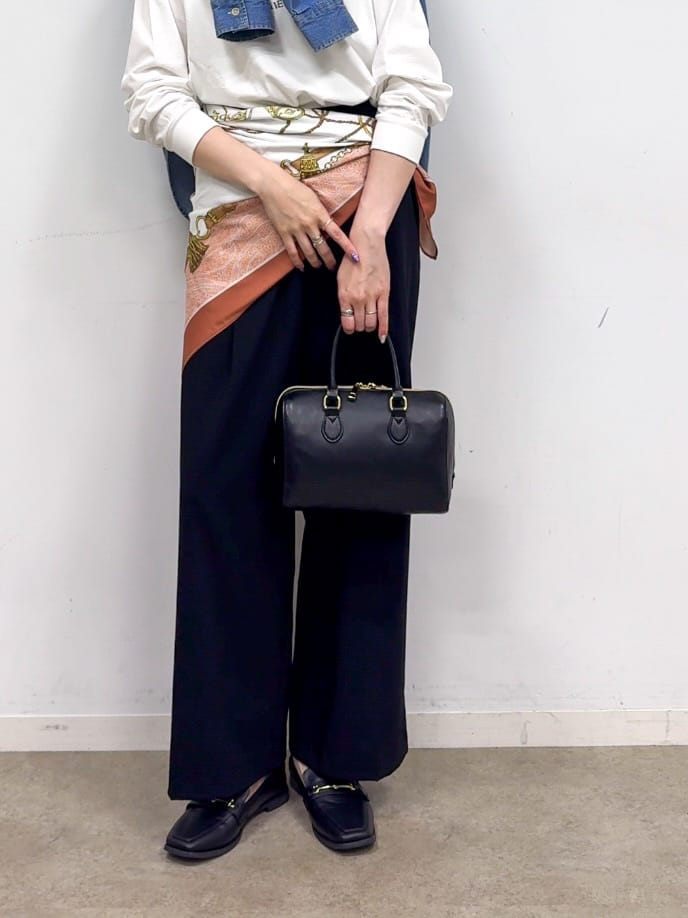 𝐜𝐡𝐢𝐤𝐚さんの「SHOO･LA･RUE｜グラフィックアソート ベーシックロンT」を使ったコーディネート