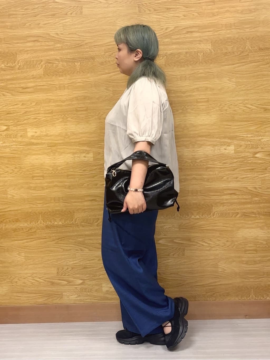 ぁむさんの「SHOO･LA･RUE｜【S-LL/洗濯後しわになりにくい】ゴールドパーツできれい見え 麻調タックワイドパンツ」を使ったコーディネート
