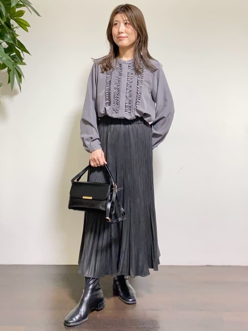 tomoさんの「UNTITLED｜【1枚で着映え/オンオフ着回し】フリルサテンブラウス」を使ったコーディネート