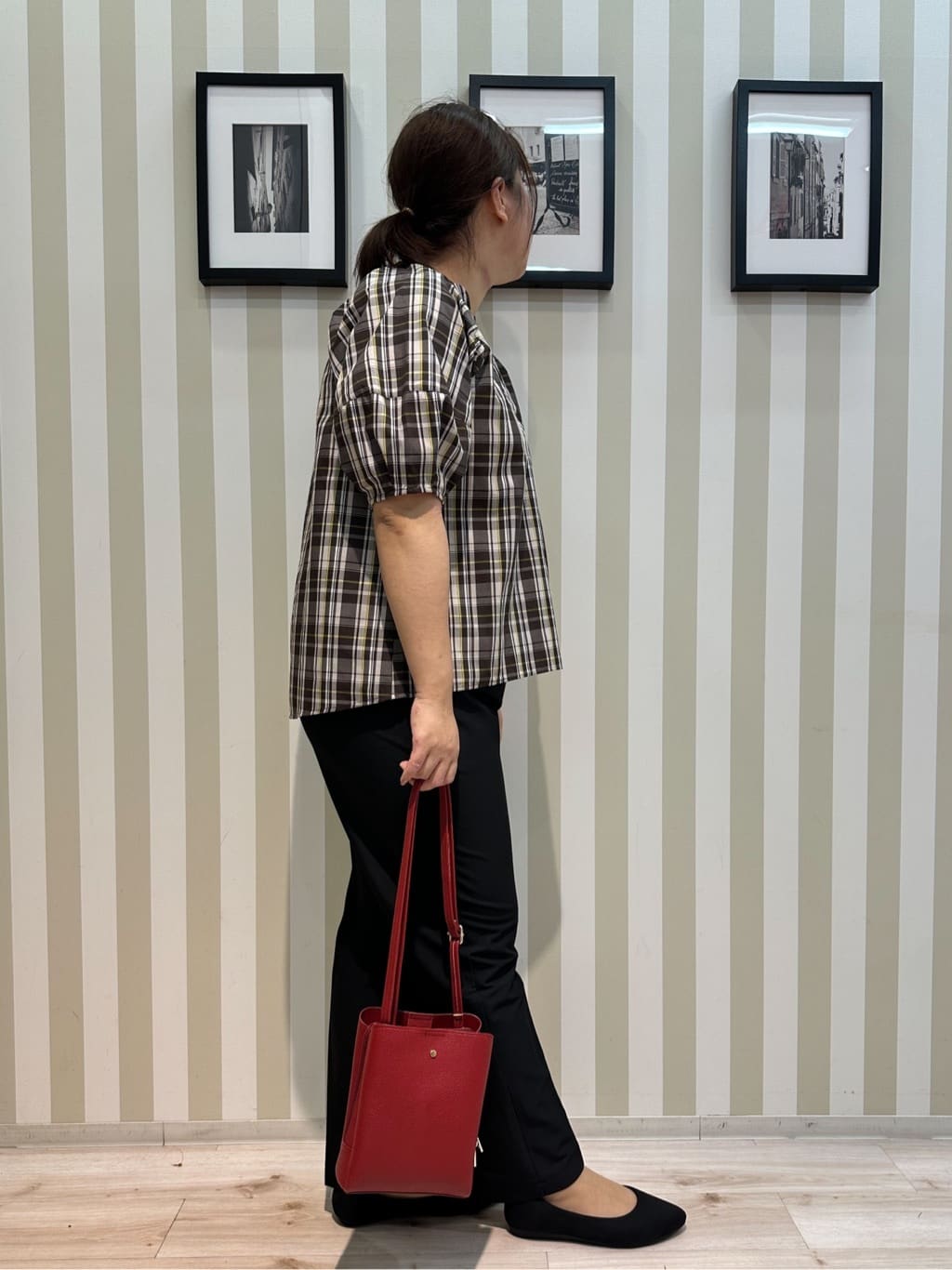 みさぼうさんの「SHOO･LA･RUE｜【S-LL/洗濯後しわになりにくい】ランタンスリーブで女性らしく 5分袖スキッパーブラウス」を使ったコーディネート
