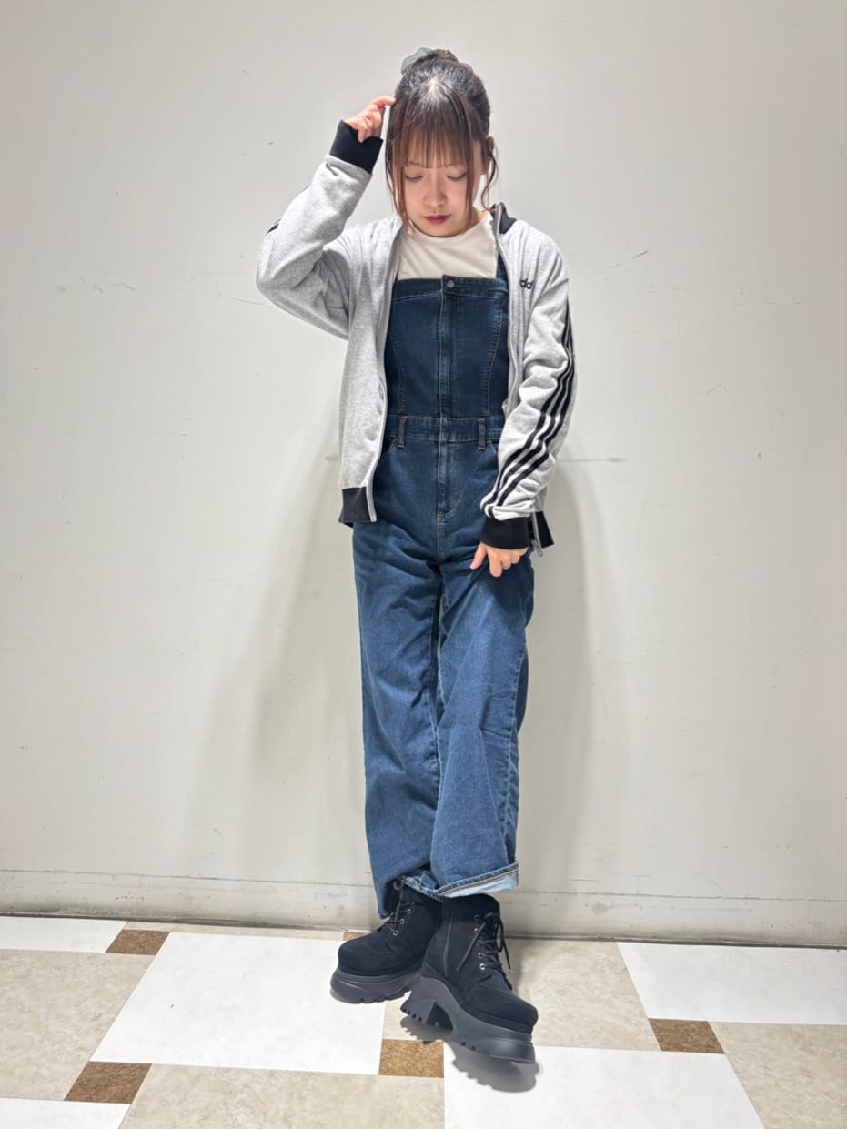 せらら⭐️さんの「ESPERANZA｜レースアップバックル厚底ブーツ」を使ったコーディネート