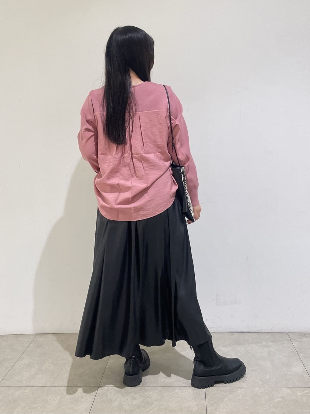 emikaさんの「INDIVI｜【洗える／選べる8色】トーンアップニット」を使ったコーディネート