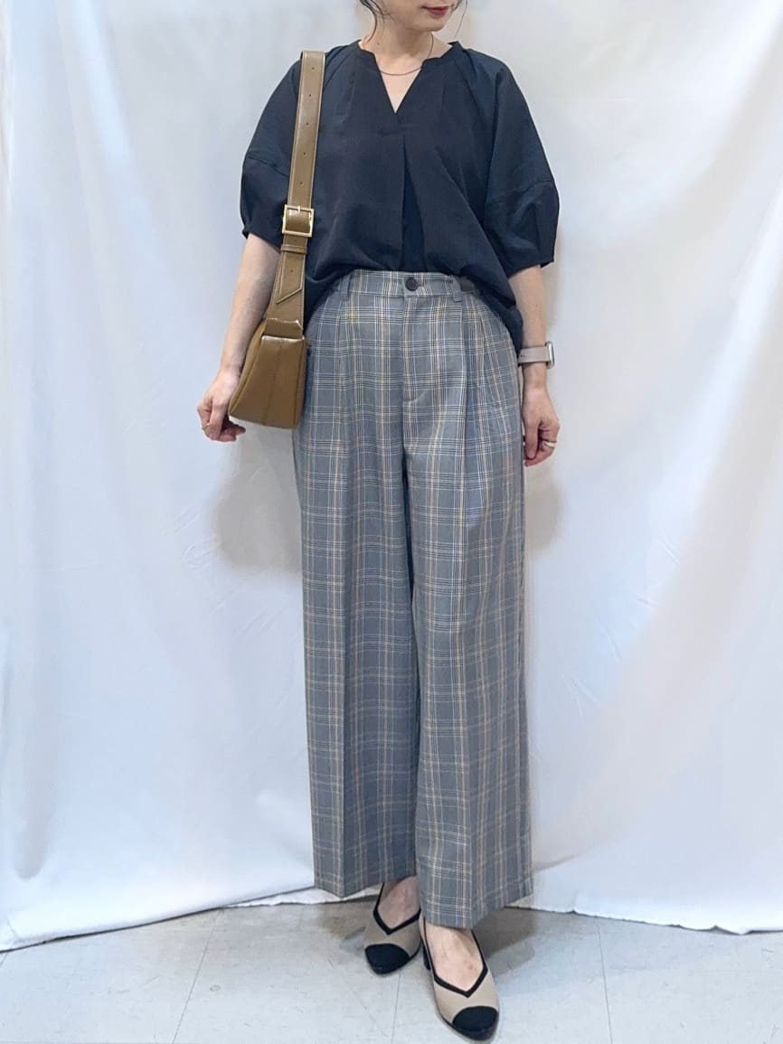 𝐇𝐢𝐫𝐨𝐦𝐢さんの「SHOO･LA･RUE｜【S-LL/洗濯後しわになりにくい】ランタンスリーブで女性らしく 5分袖スキッパーブラウス」を使ったコーディネート