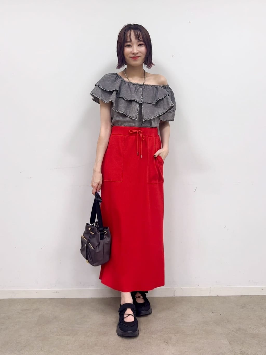 𝐜𝐡𝐢𝐤𝐚さんの「SHOO･LA･RUE｜【セットアップ可/前後2WAY/オフショル2WAY】着こなしを楽しめる デニムフリルブラウス」を使ったコーディネート