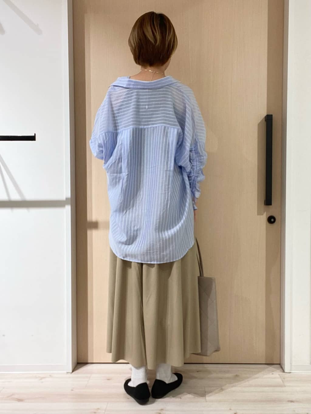 ひらしーさんの「SHOO･LA･RUE｜【S-LL】程よい透け感 ストライプ柄 お袖ギャザーデザインシャツ」を使ったコーディネート