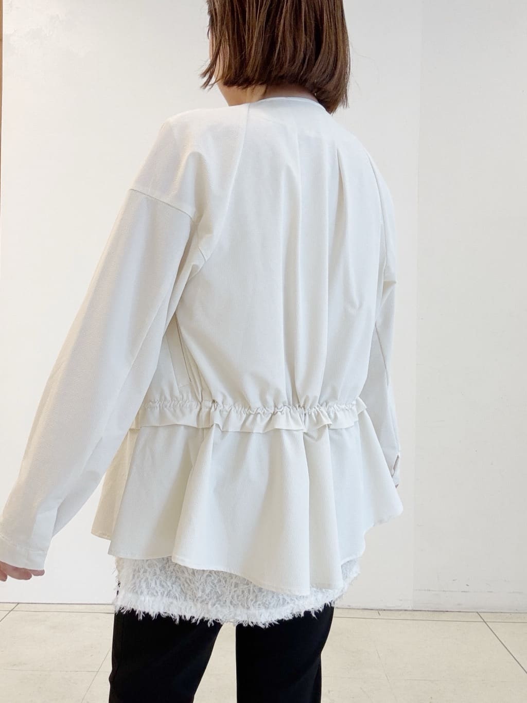 yoshiyaさんの「INDIVI｜人気NO.1【褒められパンツ／高ストレッチ／ウエストゴム】タックテーパードパンツ」を使ったコーディネート