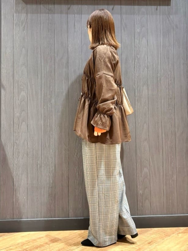 meiさんの「SHOO･LA･RUE｜シャーリングデザインブラウス」を使ったコーディネート