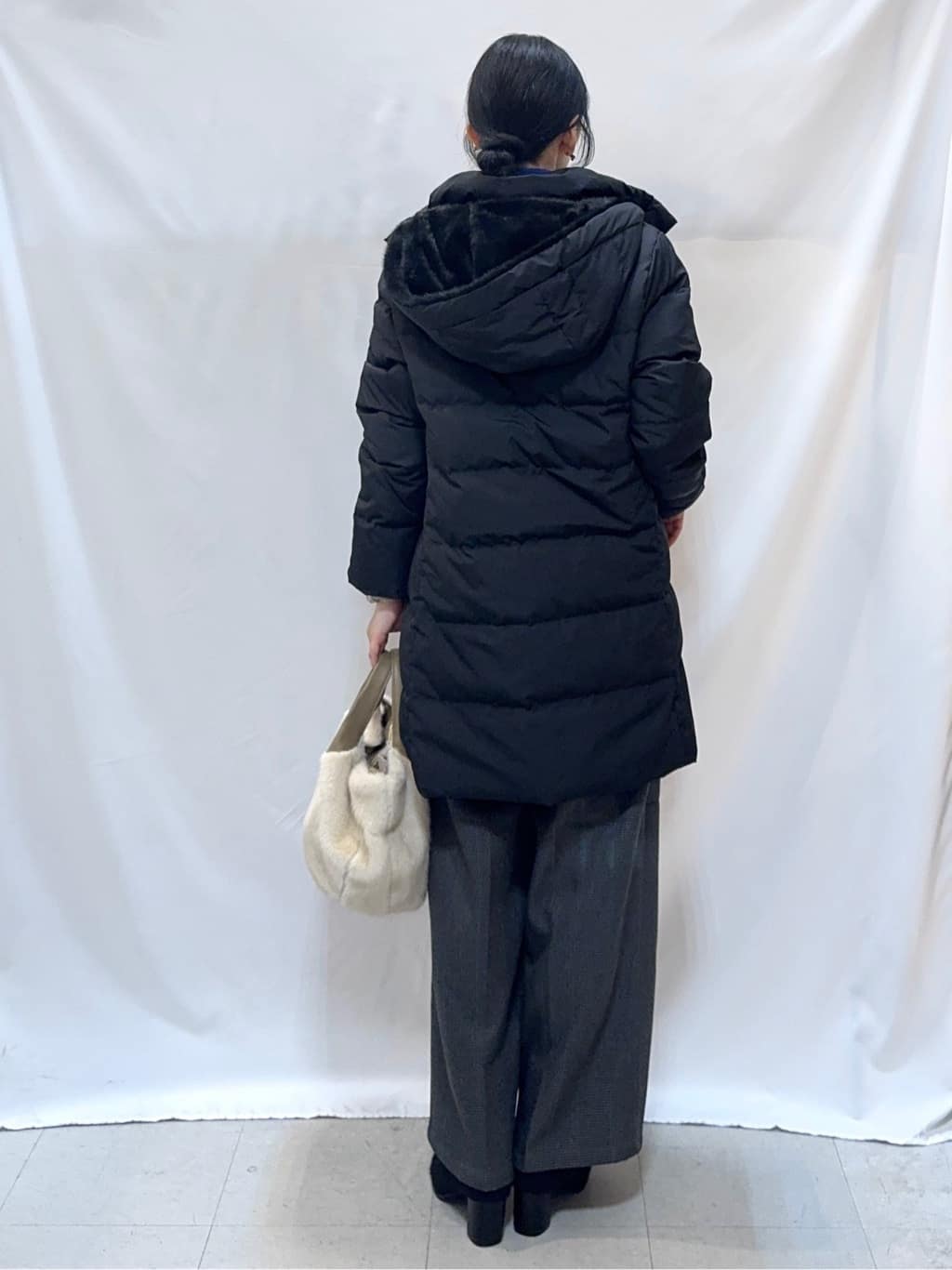 𝐇𝐢𝐫𝐨𝐦𝐢さんの「SHOO･LA･RUE｜【洗濯機可/撥水】フェイクファーフード ロングダウン」を使ったコーディネート