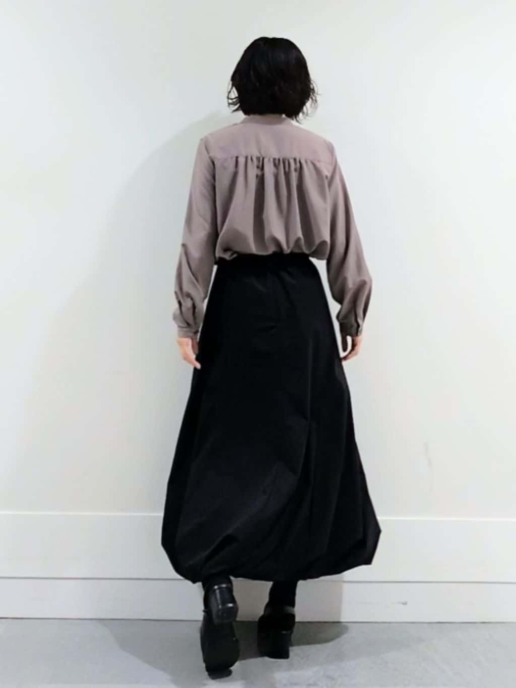 ミズタさんの「UNTITLED｜【1枚で着映え/オンオフ着回し】フリルサテンブラウス」を使ったコーディネート