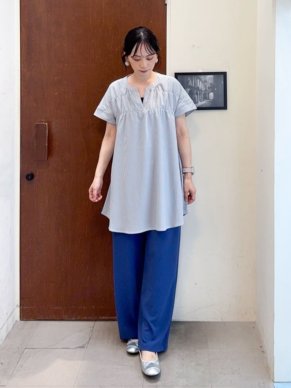 𝐇𝐢𝐫𝐨𝐦𝐢さんの「SHOO･LA･RUE｜【S-LL/ひんやり/体型カバー】サッカーストライプ Aラインチュニックブラウス」を使ったコーディネート