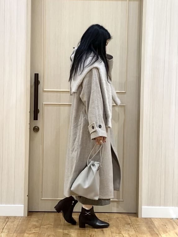 ERIさんの「SHOO･LA･RUE｜【S-LL】大人のデイリースタイルに お袖タック フェイクパール付きトップス」を使ったコーディネート