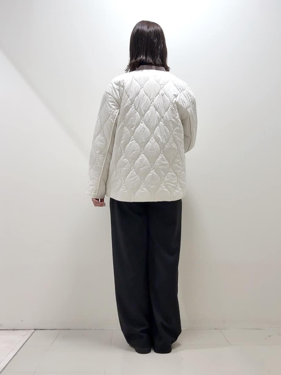 YUIさんの「UNTITLED｜【1枚で着映え/オンオフ着回し】フリルサテンブラウス」を使ったコーディネート