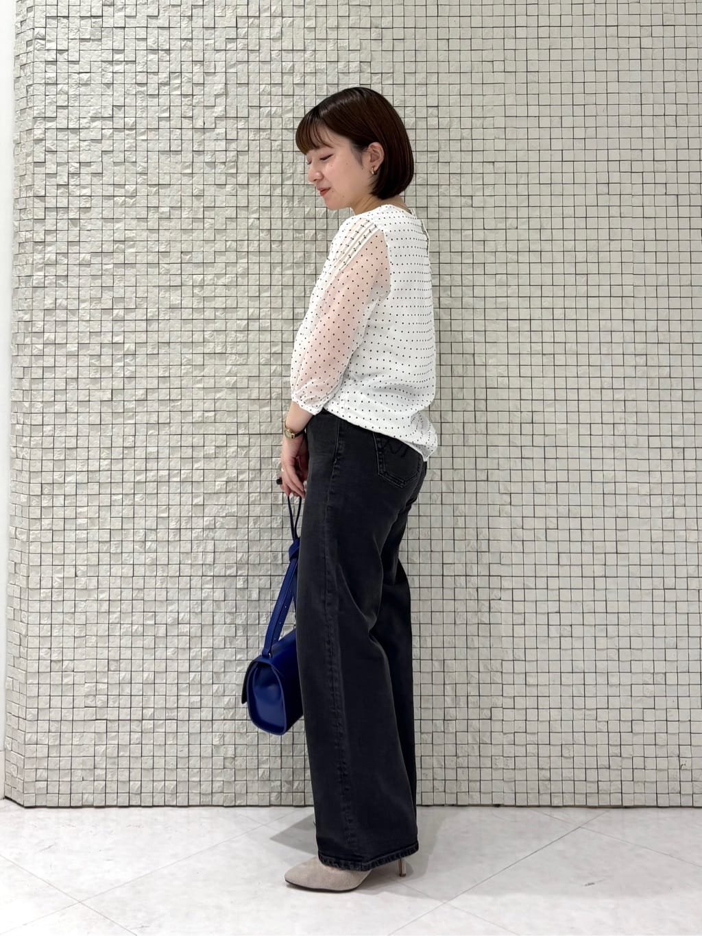 sakuさんの「INDIVI｜【褒められデニム】ワイドストレート デニムパンツ」を使ったコーディネート