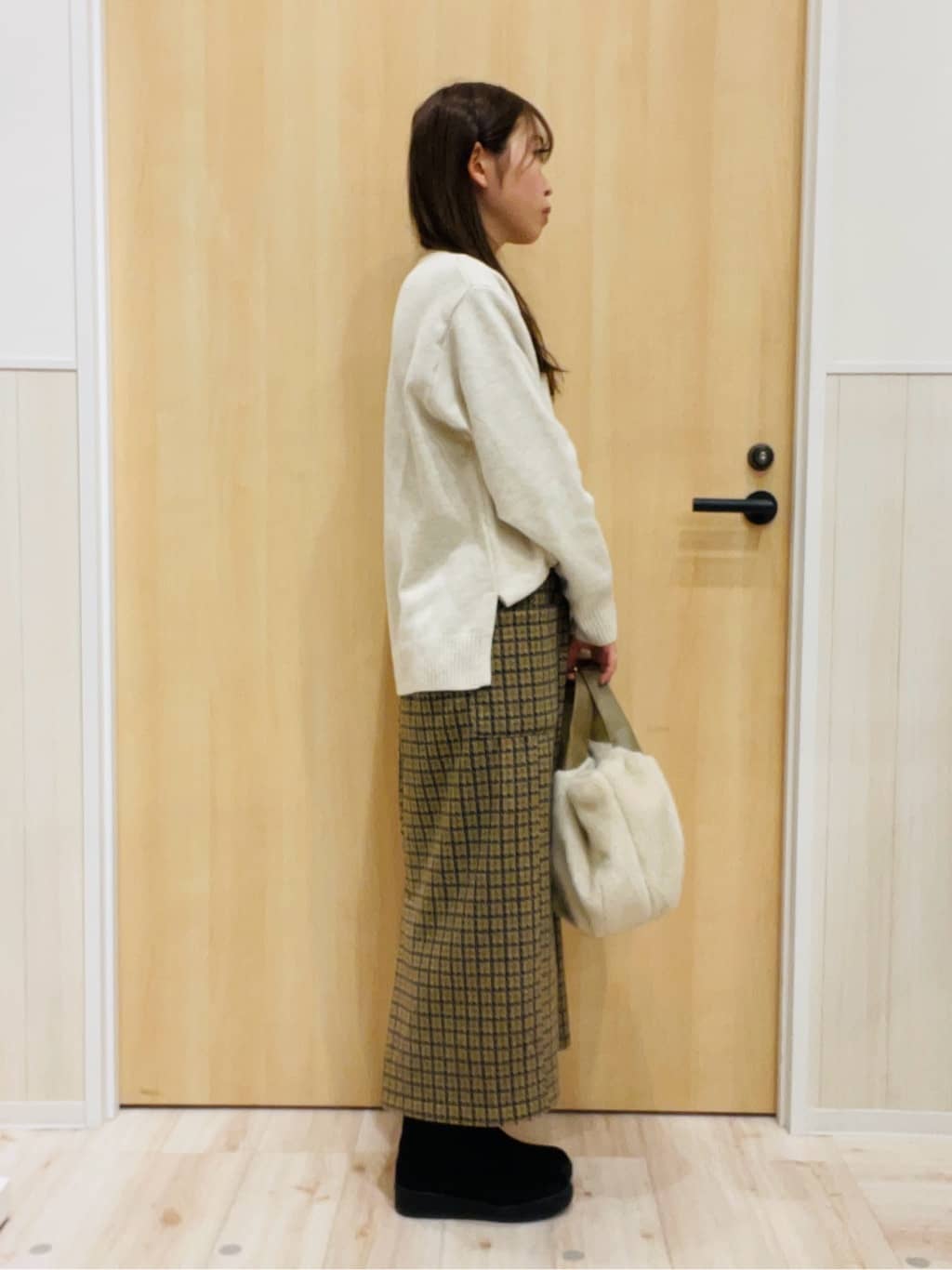 minamiさんの「SHOO･LA･RUE｜【S-LL/洗濯機可】ふわふわがやみつきになる柔らかさ スウェットライクロゴニット」を使ったコーディネート