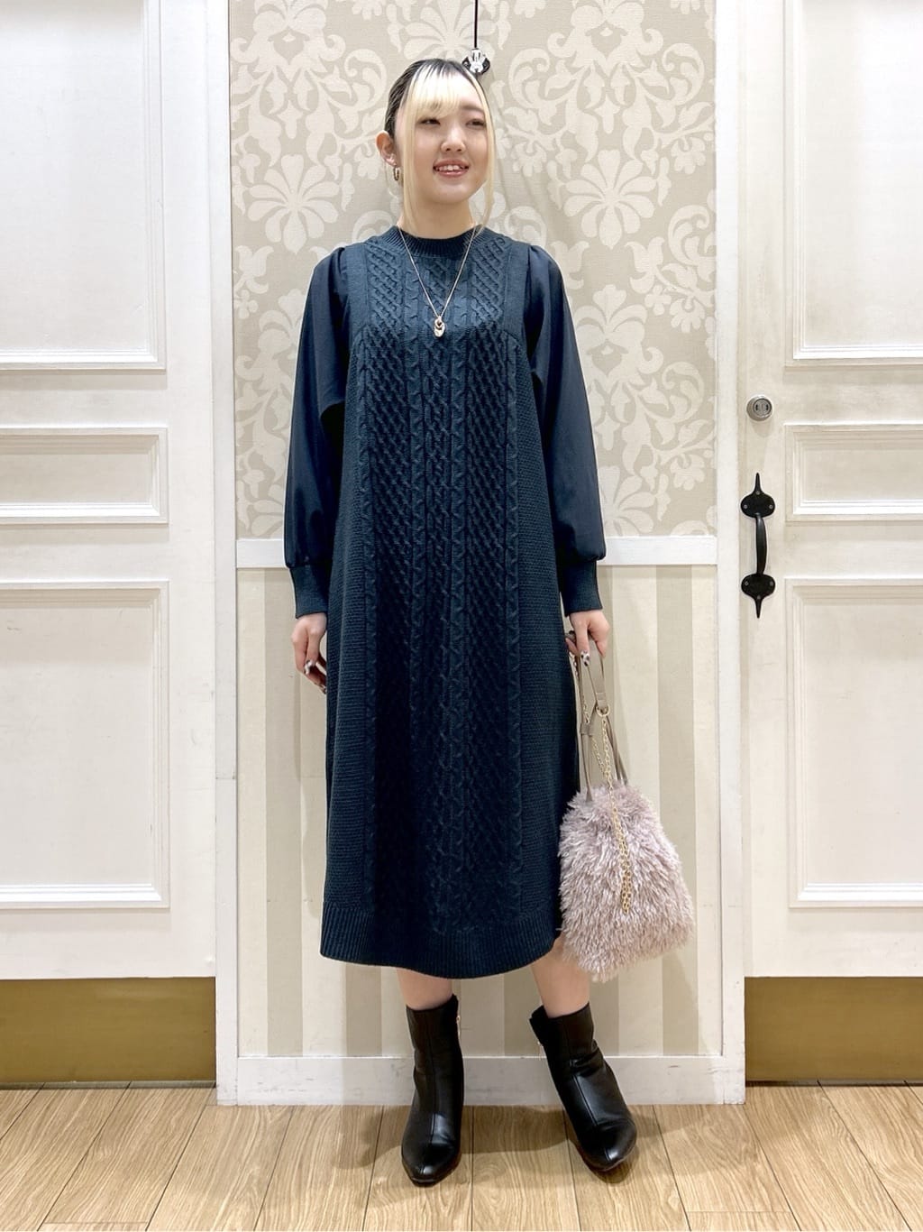 望 愛さんの「grove｜一枚で華やぐ、袖布帛ケーブルニットワンピース」を使ったコーディネート