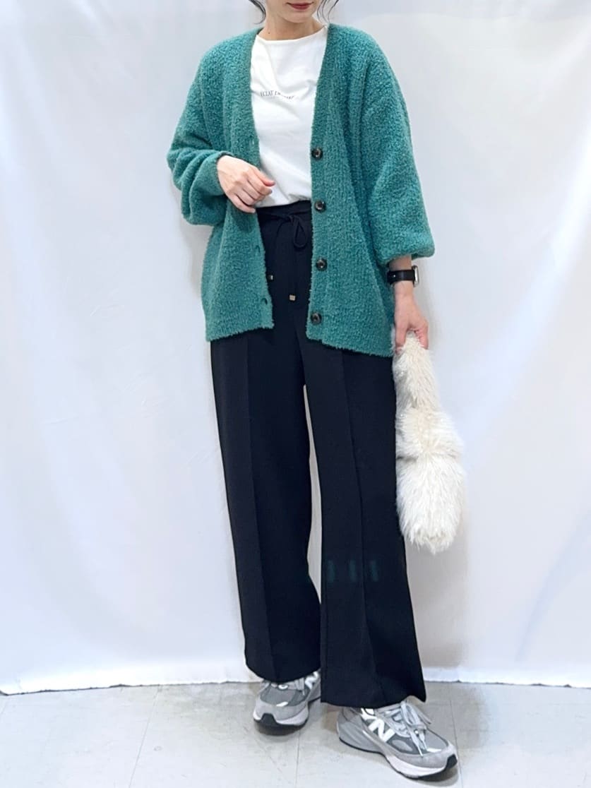 𝐇𝐢𝐫𝐨𝐦𝐢さんの「SHOO･LA･RUE｜【S-LL】思わず触れたくなる ふわふわ Vネックニットカーディガン」を使ったコーディネート