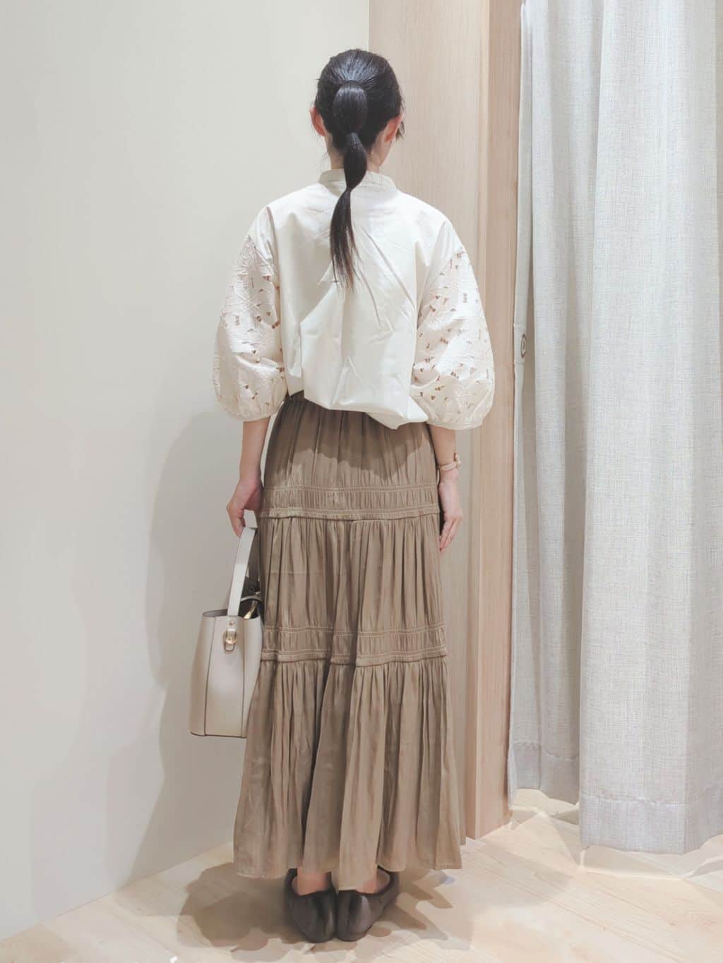 Yuiさんの「grove｜軽やかに体型カバーも叶う　シャーリングティアードスカート」を使ったコーディネート