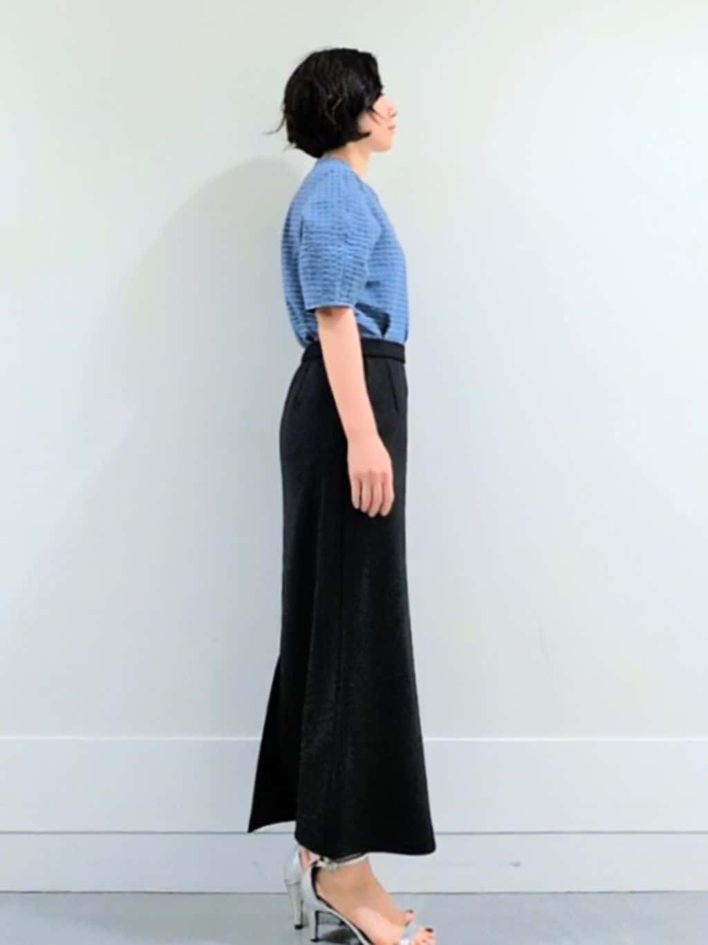 ミズタさんの「UNTITLED｜【吸水速乾/ストレッチ/Vネック】フォルムスリーブ ブラウス」を使ったコーディネート