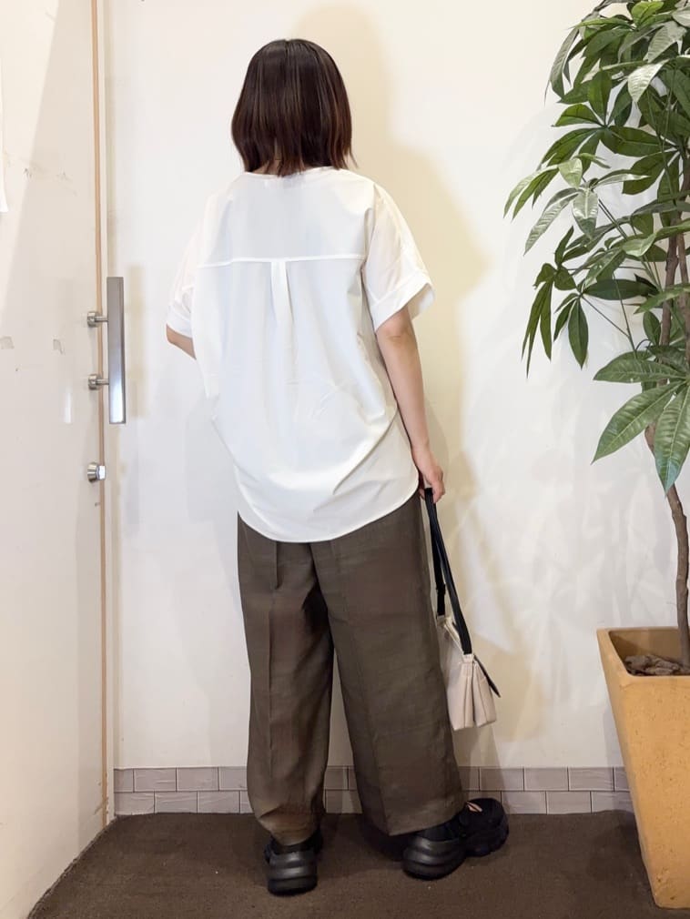 宗形さんの「SHOO･LA･RUE｜【S-LL】さらりとしたタッチが上品見え ワンボタンデザイン トップス」を使ったコーディネート