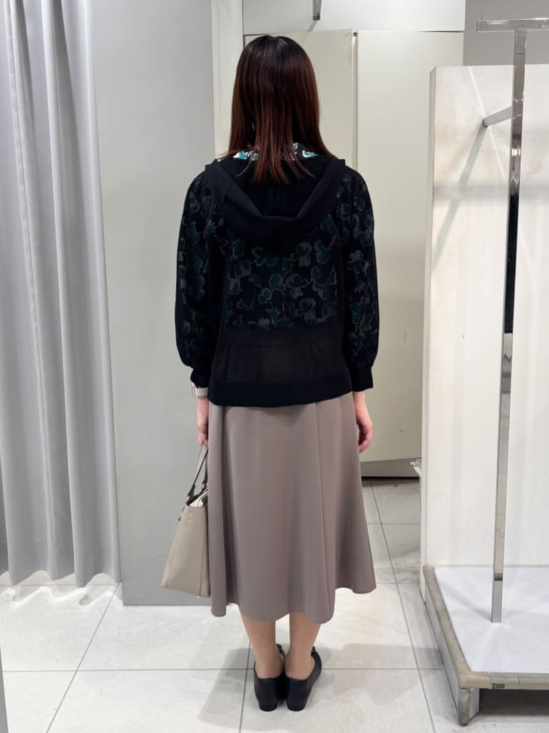 yuiさんの「Reflect｜【ジャケットのインナーにおすすめ◎】花柄タックデザインブブラウス」を使ったコーディネート