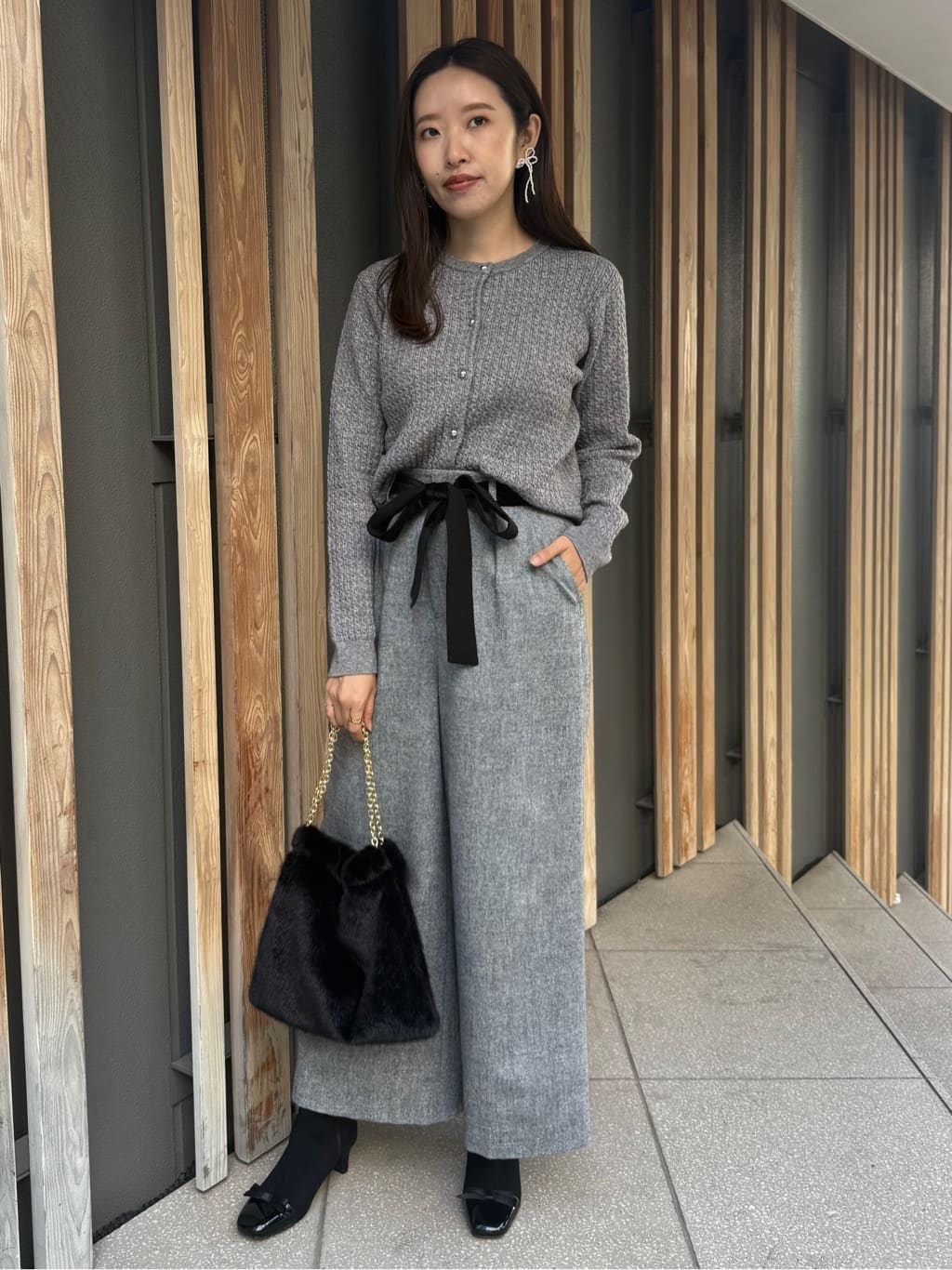 teiさんの「Couture brooch｜【上品華やか・通勤】ラメツイード ワイドパンツ」を使ったコーディネート