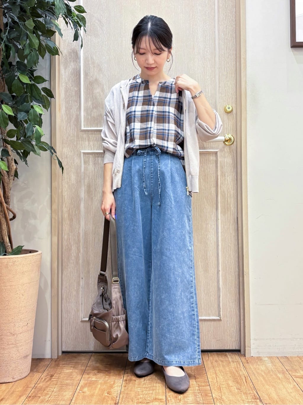 なみさんの「SHOO･LA･RUE｜冷房対策にも 上品なシアー感のニットパーカ」を使ったコーディネート