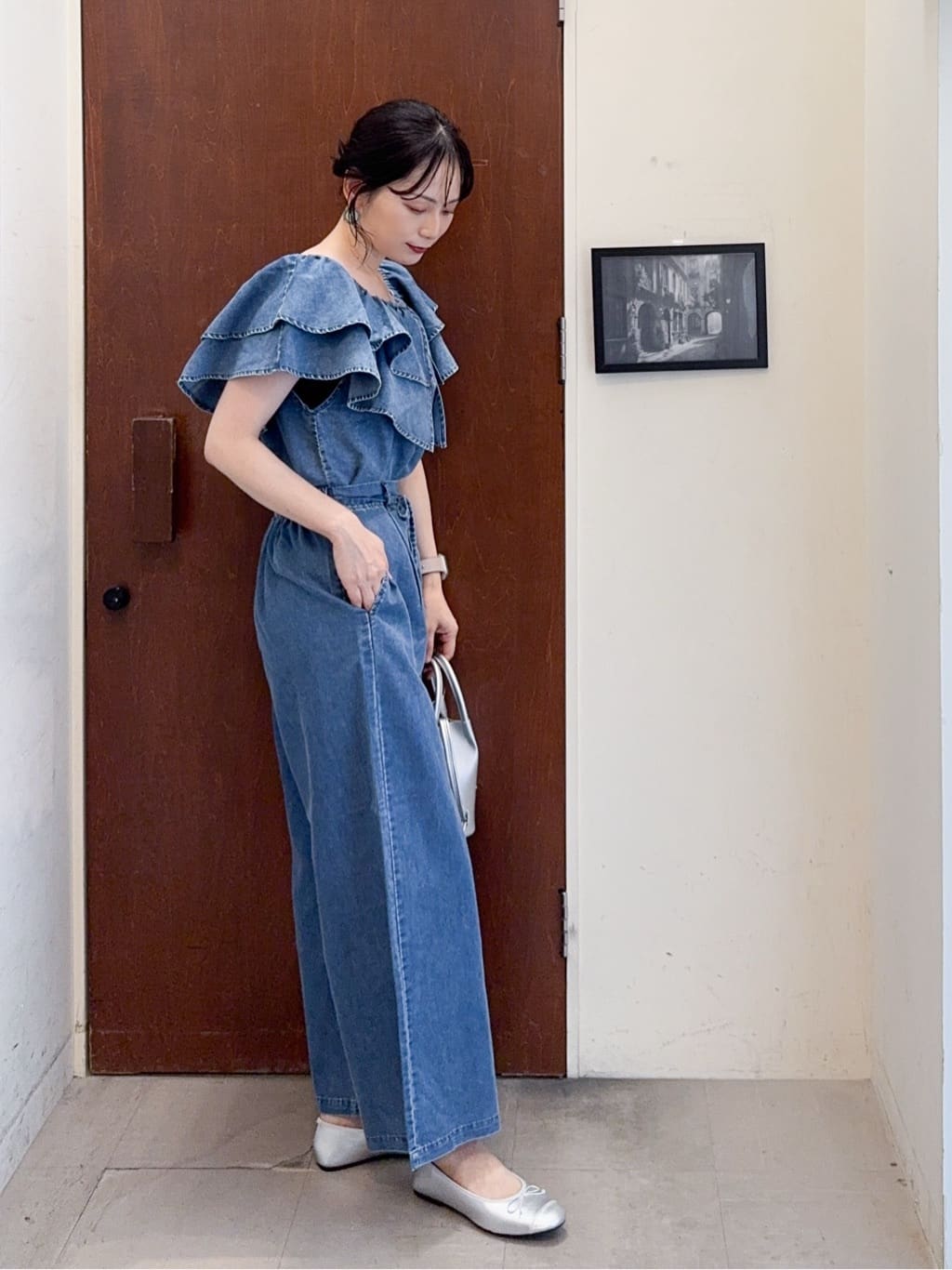 𝐇𝐢𝐫𝐨𝐦𝐢さんの「SHOO･LA･RUE｜【セットアップ可/前後2WAY/オフショル2WAY】着こなしを楽しめる デニムフリルブラウス」を使ったコーディネート