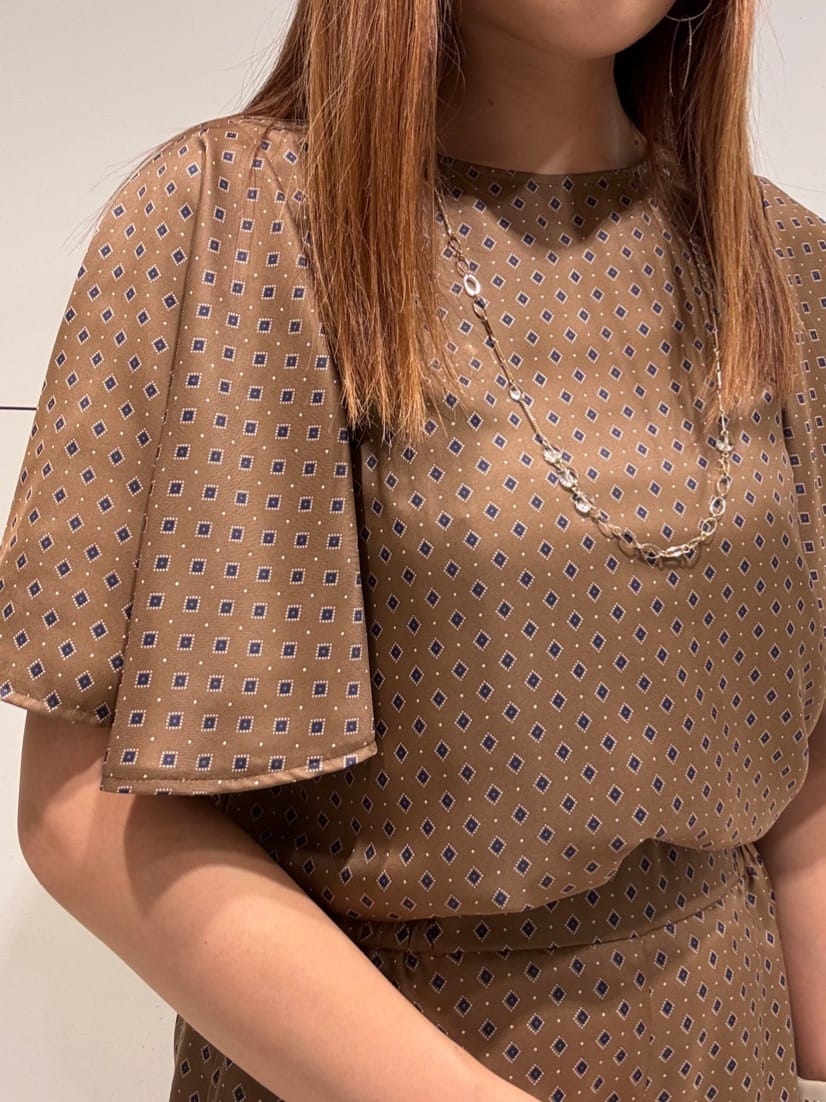 シオンさんの「COUP DE CHANCE｜【手洗い可／日本製】小紋柄フレアスリーブブラウス」を使ったコーディネート