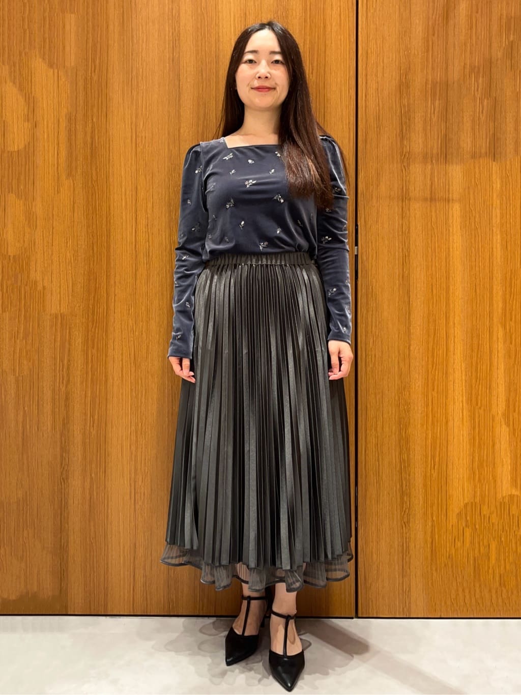 アスカさんの「index｜バックシャン小花刺繍ベロアトップス【洗濯機OK】」を使ったコーディネート