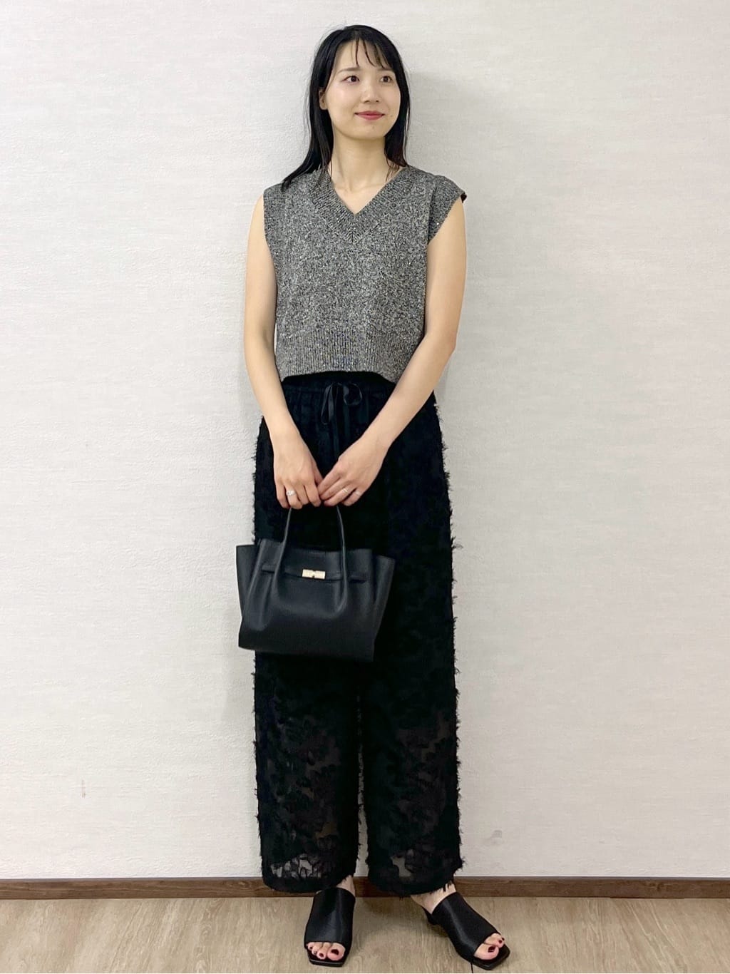 sachikoさんの「OPAQUE.CLIP｜スパンコールラメVネックニット【洗える】」を使ったコーディネート