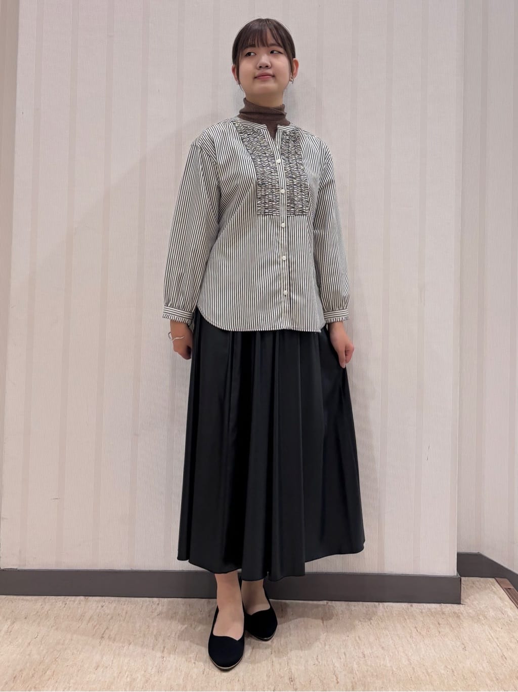 ちひさんの「INDIVI｜レザー調ギャザースカート」を使ったコーディネート