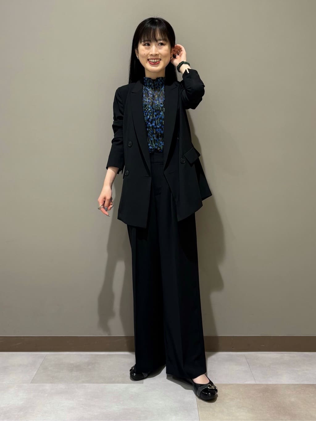 KEIKOさんの「INDIVI｜【秋映え柄/セットアップ可能】フラワーシフォンブラウス」を使ったコーディネート