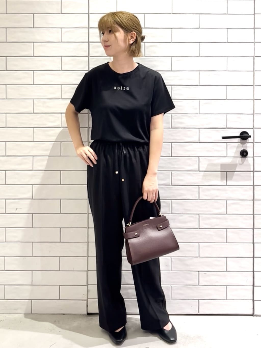 しおりさんの「OPAQUE.CLIP｜メタリック刺繍ロゴTシャツ【接触冷感／洗濯機洗い可】」を使ったコーディネート