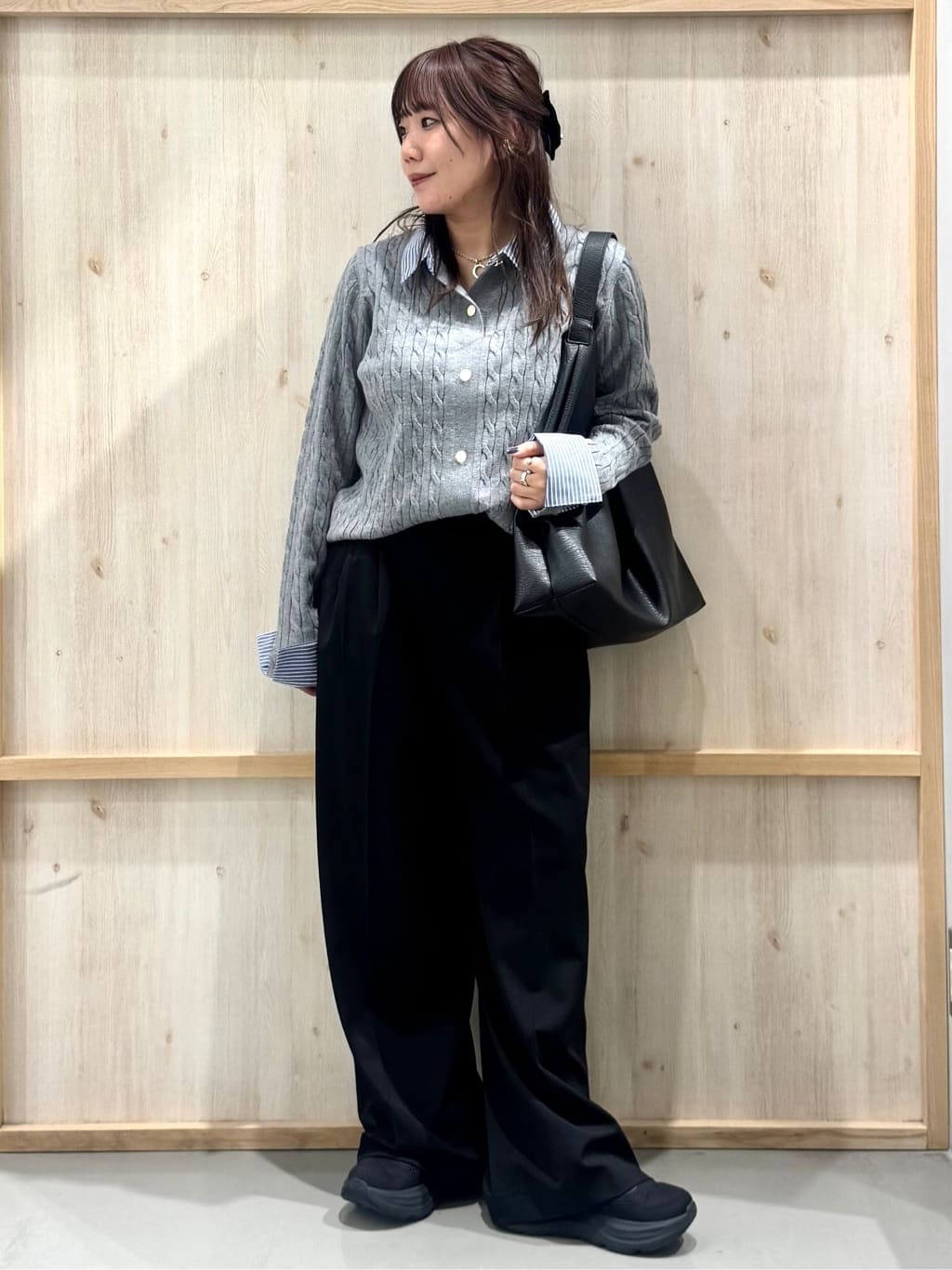 nanaさんの「THE SHOP TK｜【着るだけでコーデ完成】シャツレイヤード風 ケーブルニット」を使ったコーディネート
