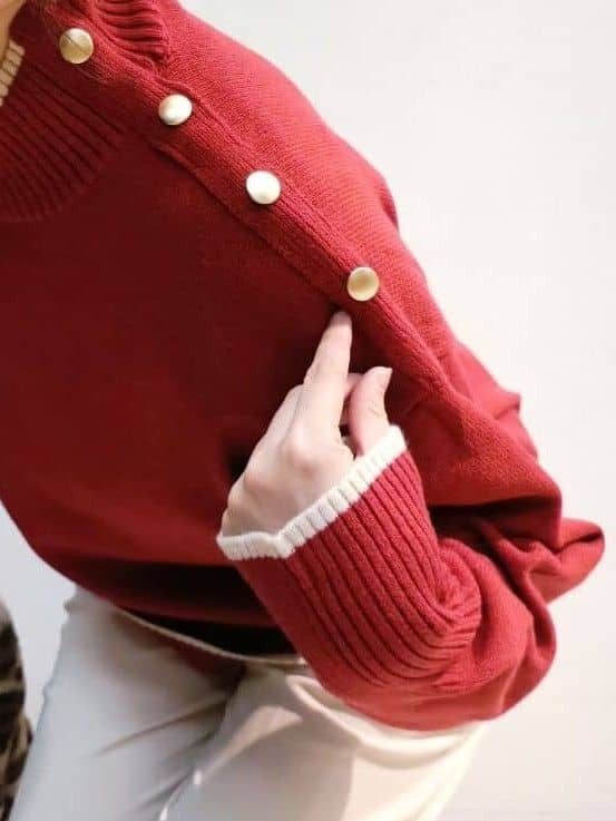 あんさんの「THE SHOP TK｜【インしないで着られる】金ボタン ハイネックニット/毛玉になりにくい/静電気防止/洗濯機OK」を使ったコーディネート