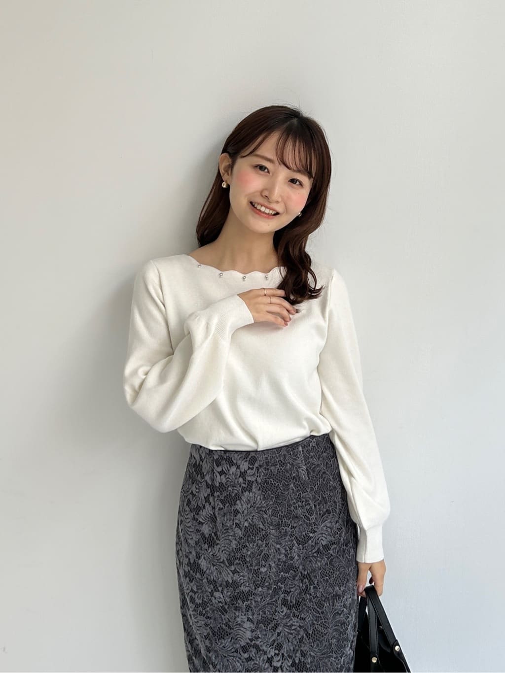 みさかさんの「index｜ラメスカラップビジューデザインニット【洗濯機OK】《6col／S～LL》」を使ったコーディネート