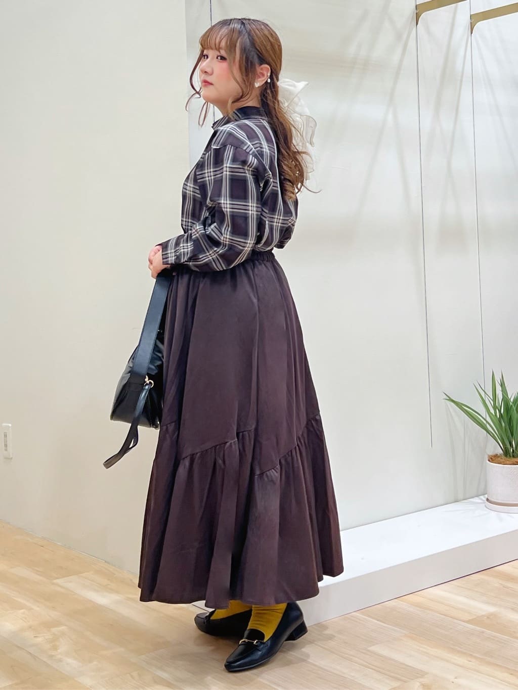 みことさんの「grove｜今の季節にちょうどいい　オンブレーチェックシャツ」を使ったコーディネート